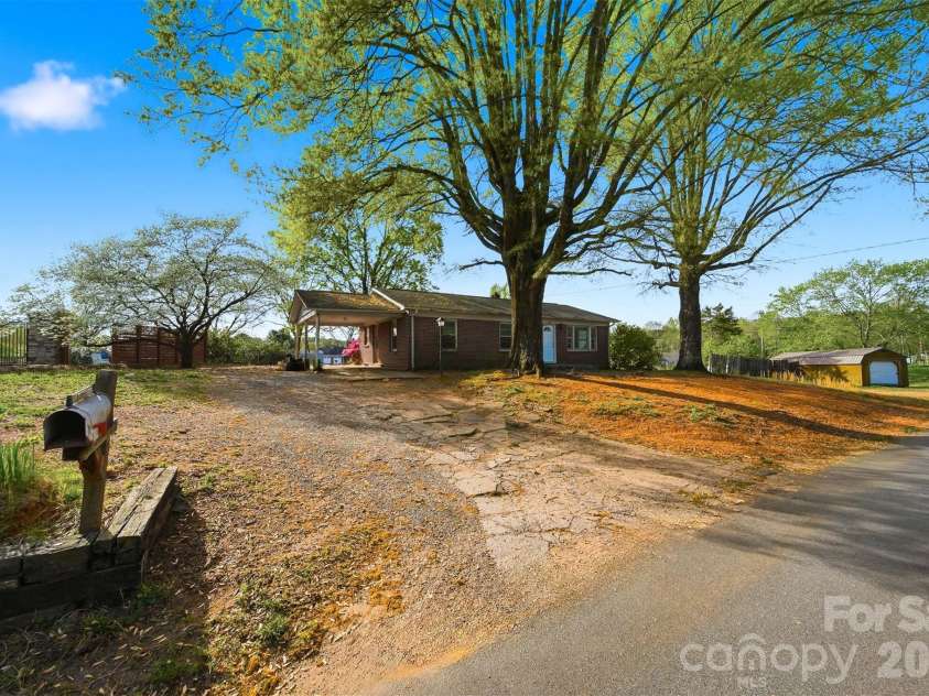 2610 20th Street Lane, Hickory, NC 28601.  MLS# CAR4365623, YatesRealty ID 20944. 