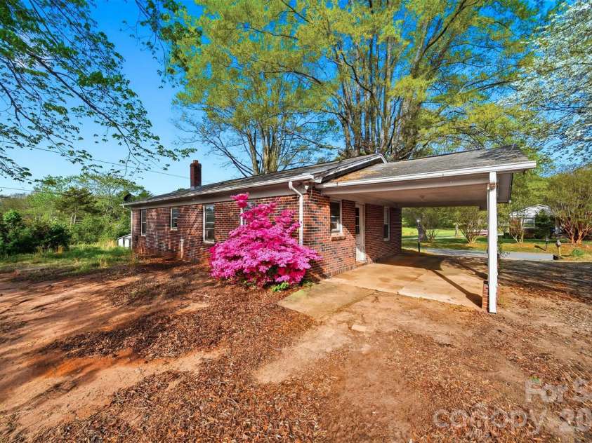 2610 20th Street Lane, Hickory, NC 28601.  MLS# CAR4365623, YatesRealty ID 20944. 
