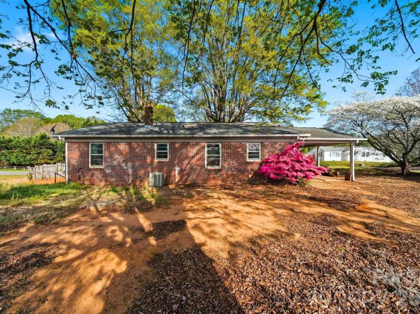 2610 20th Street Lane, Hickory, NC 28601.  MLS# CAR4365623, YatesRealty ID 20944. 