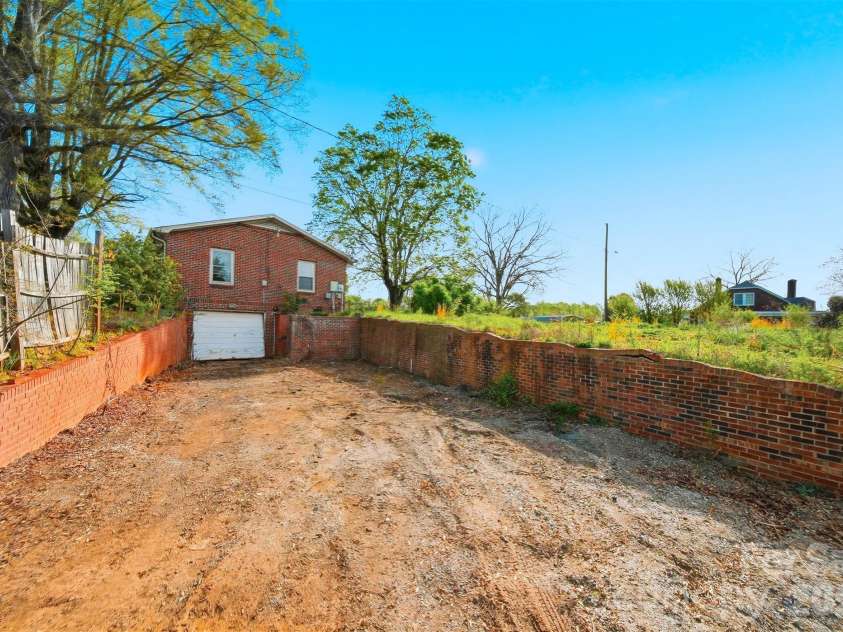 2610 20th Street Lane, Hickory, NC 28601.  MLS# CAR4365623, YatesRealty ID 20944. 