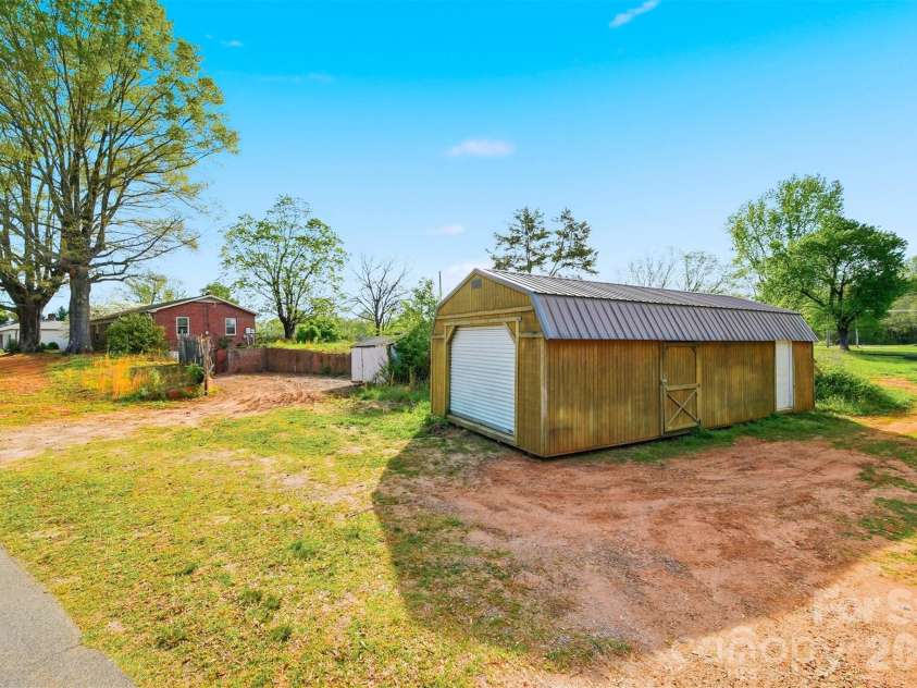 2610 20th Street Lane, Hickory, NC 28601.  MLS# CAR4365623, YatesRealty ID 20944. 