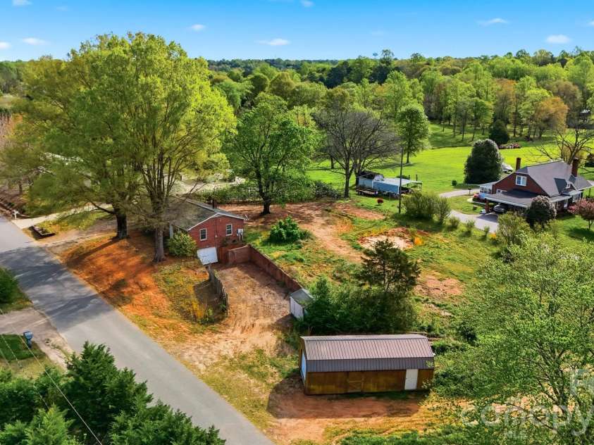 2610 20th Street Lane, Hickory, NC 28601.  MLS# CAR4365623, YatesRealty ID 20944. 