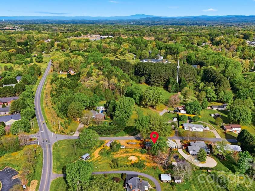 2610 20th Street Lane, Hickory, NC 28601.  MLS# CAR4365623, YatesRealty ID 20944. 