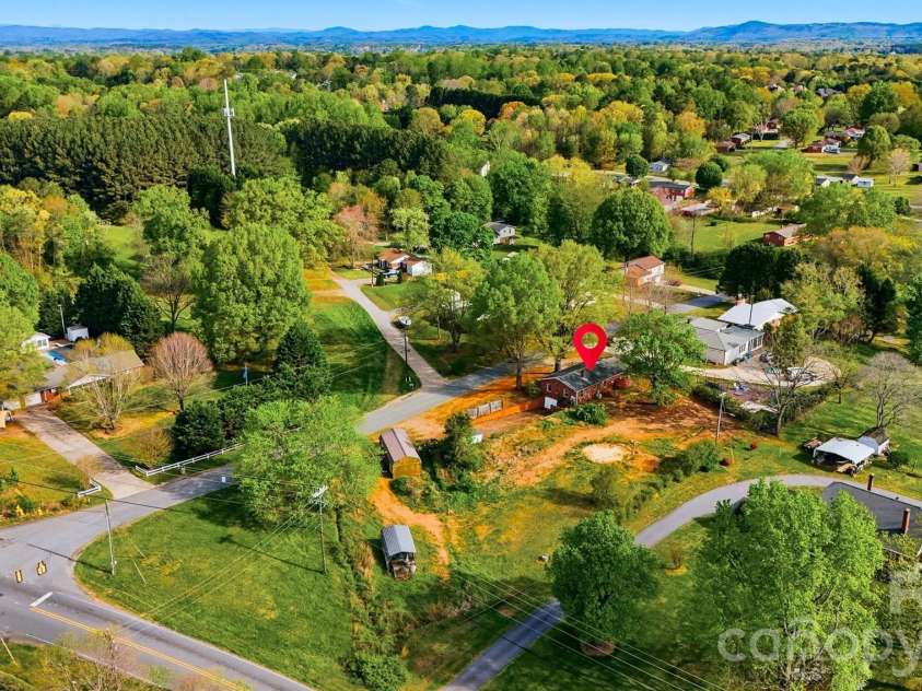 2610 20th Street Lane, Hickory, NC 28601.  MLS# CAR4365623, YatesRealty ID 20944. 