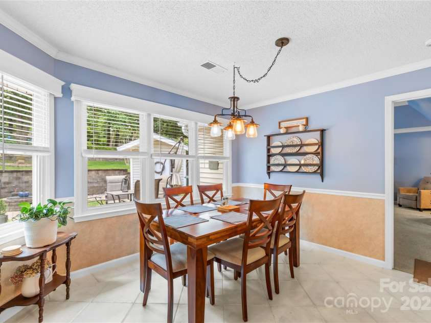 4313 Wynborough Lane, Charlotte, NC 28269.  MLS# CAR4271807, YatesRealty ID 20945. Breakfast area