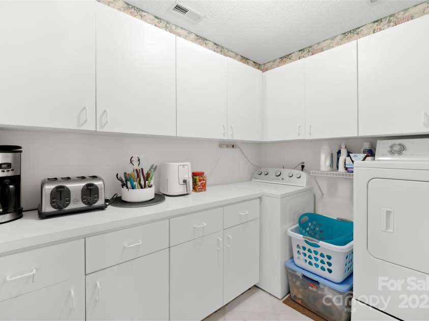 4313 Wynborough Lane, Charlotte, NC 28269.  MLS# CAR4271807, YatesRealty ID 20945. Looking for the wonderful laundry room! Look no more, Plenty of room for pantry and those large appliances.