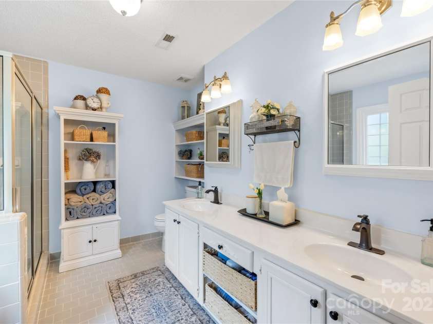 4313 Wynborough Lane, Charlotte, NC 28269.  MLS# CAR4271807, YatesRealty ID 20945. Owners bath