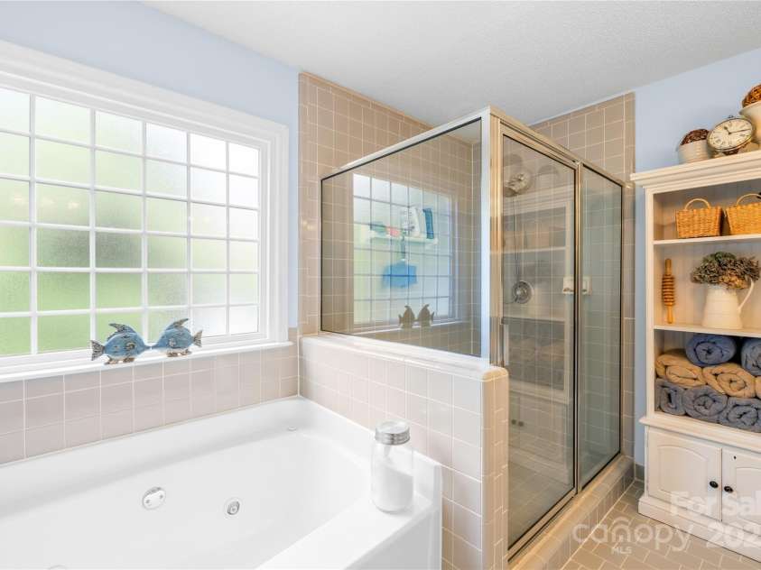 4313 Wynborough Lane, Charlotte, NC 28269.  MLS# CAR4271807, YatesRealty ID 20945. Separate garden tub and shower