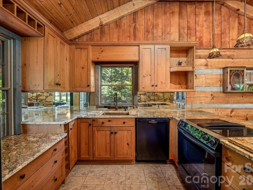 170 Malibu Road, Mooresville, NC 28117.  MLS# CAR4372531, YatesRealty ID 20948. Kitchen w/Custom Shaker Cabinets