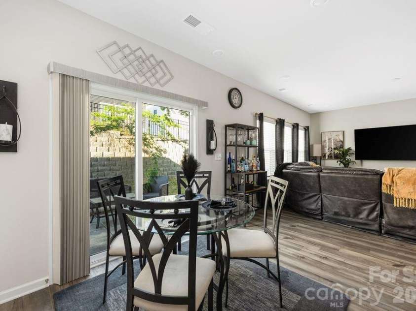 1135 Harland Street, Charlotte, NC 28216.  MLS# CAR4367795, YatesRealty ID 20949. 