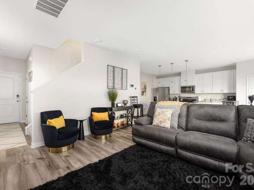 1135 Harland Street, Charlotte, NC 28216.  MLS# CAR4367795, YatesRealty ID 20949. 