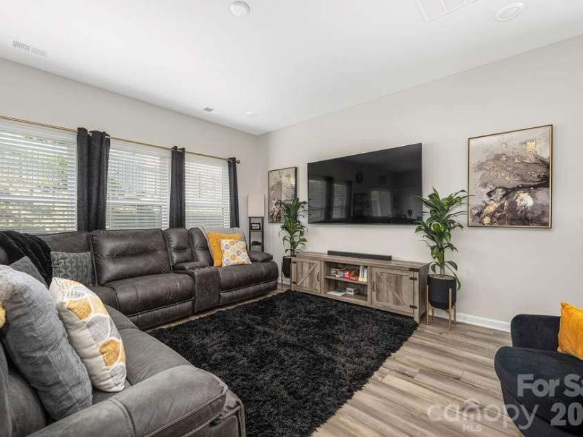 1135 Harland Street, Charlotte, NC 28216.  MLS# CAR4367795, YatesRealty ID 20949. 