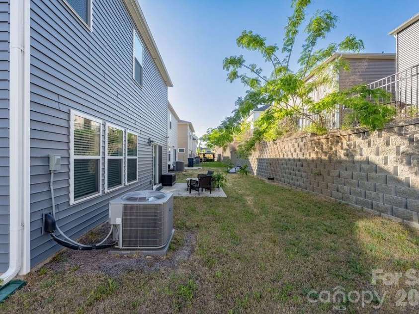 1135 Harland Street, Charlotte, NC 28216.  MLS# CAR4367795, YatesRealty ID 20949. 