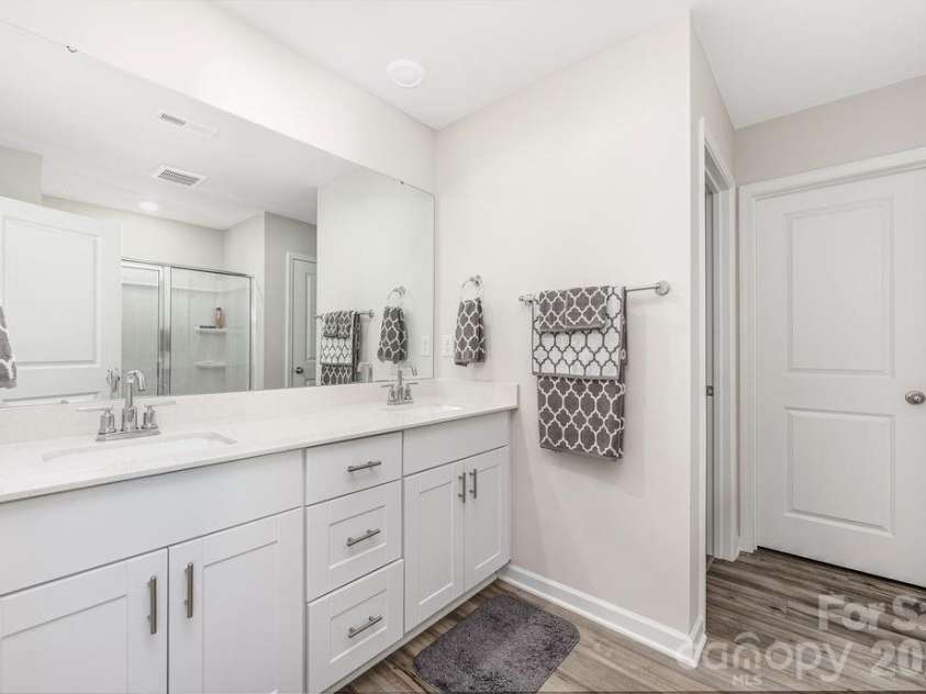 1135 Harland Street, Charlotte, NC 28216.  MLS# CAR4367795, YatesRealty ID 20949. Ensuite Bathroom
