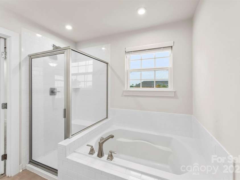 1686 Scarbrough Circle, Concord, NC 28025.  MLS# CAR4292755, YatesRealty ID 20949. Stand-up Shower | Garden Tub