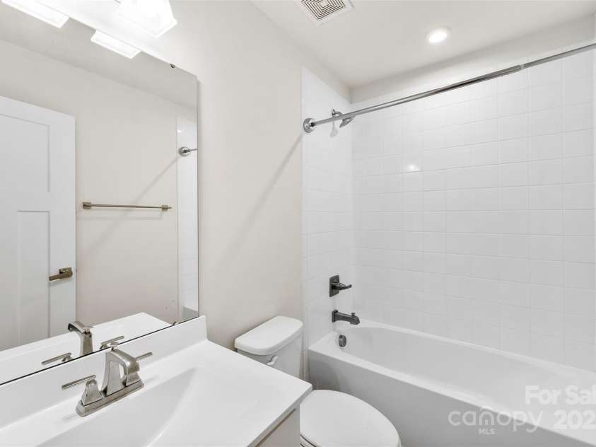 1686 Scarbrough Circle, Concord, NC 28025.  MLS# CAR4292755, YatesRealty ID 20949. Upstairs bath