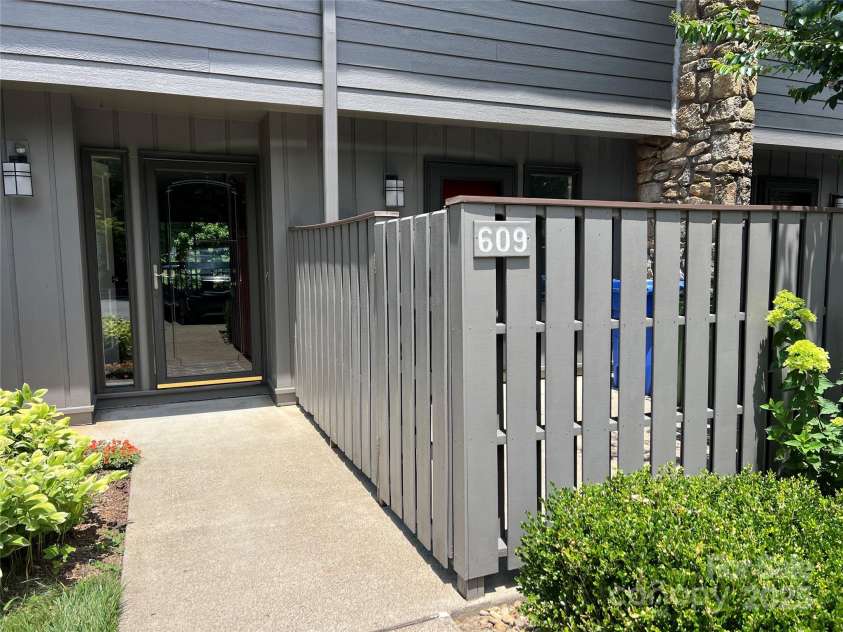 609 Crowfields Lane, Asheville, NC 28803.  MLS# CAR4278322, YatesRealty ID 2095. 