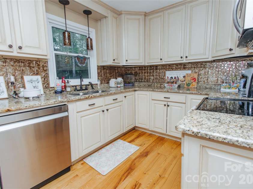 341 Bond Street, Marion, NC 28752.  MLS# CAR4373454, YatesRealty ID 20951. 