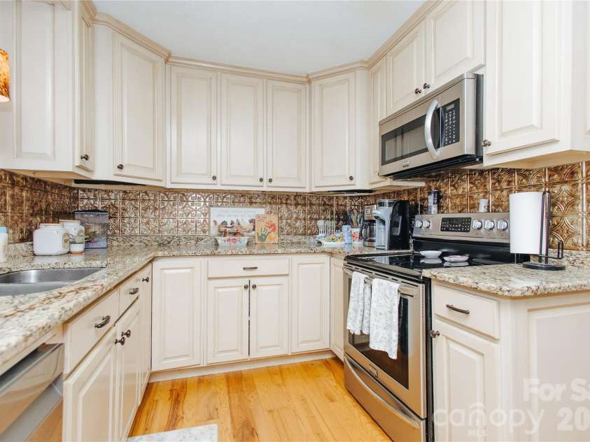 341 Bond Street, Marion, NC 28752.  MLS# CAR4373454, YatesRealty ID 20951. 