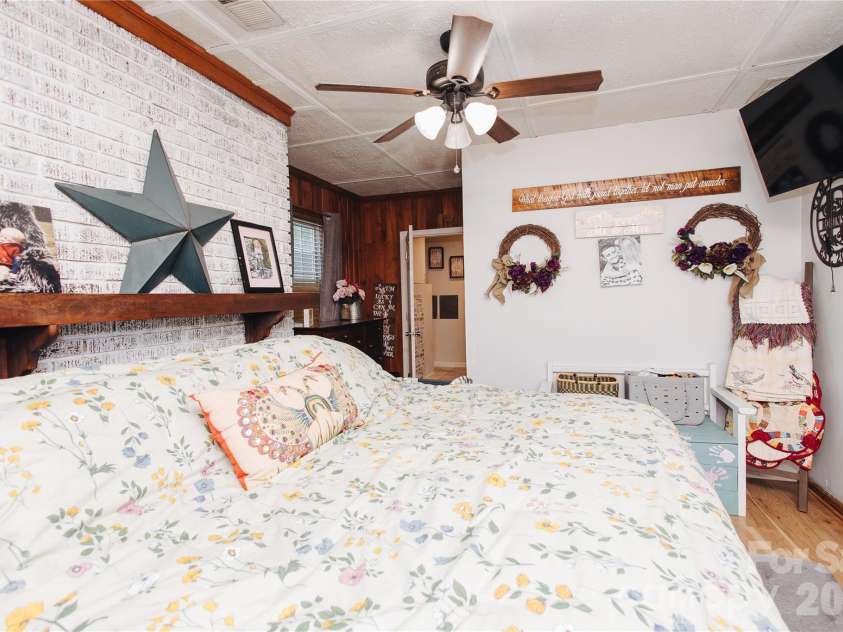 341 Bond Street, Marion, NC 28752.  MLS# CAR4373454, YatesRealty ID 20951. 