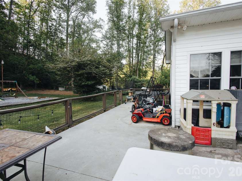 341 Bond Street, Marion, NC 28752.  MLS# CAR4373454, YatesRealty ID 20951. 