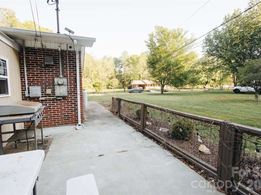 341 Bond Street, Marion, NC 28752.  MLS# CAR4373454, YatesRealty ID 20951. 