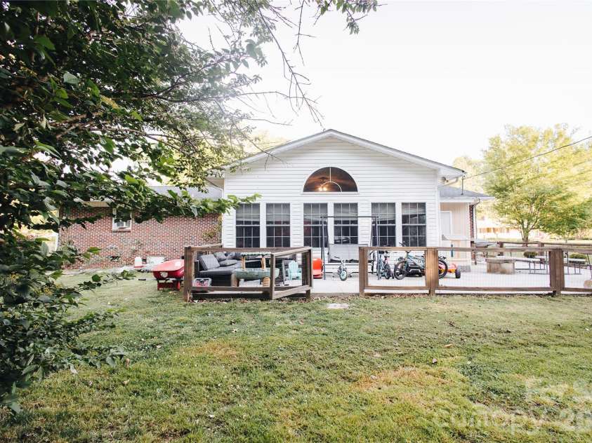 341 Bond Street, Marion, NC 28752.  MLS# CAR4373454, YatesRealty ID 20951. 
