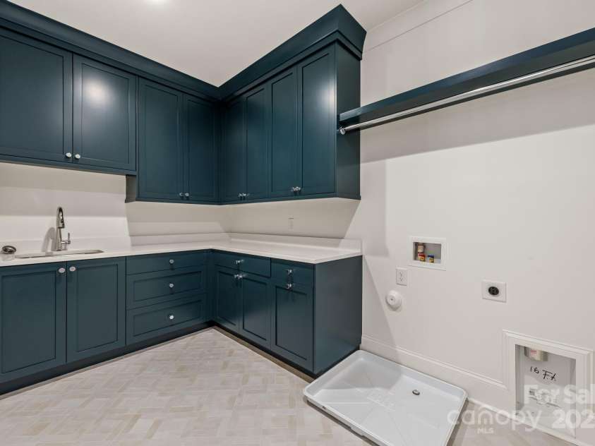 5124 Lansing Drive, Charlotte, NC 28270.  MLS# CAR4231364, YatesRealty ID 20951. Laundry Room with sink