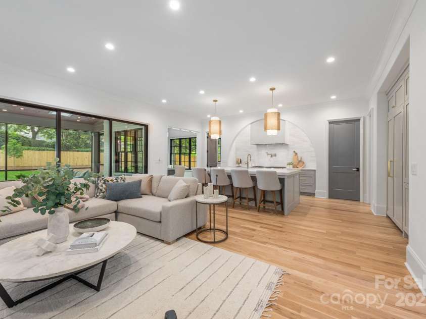 5124 Lansing Drive, Charlotte, NC 28270.  MLS# CAR4231364, YatesRealty ID 20951. Open floor plan makes entertaining a snap!