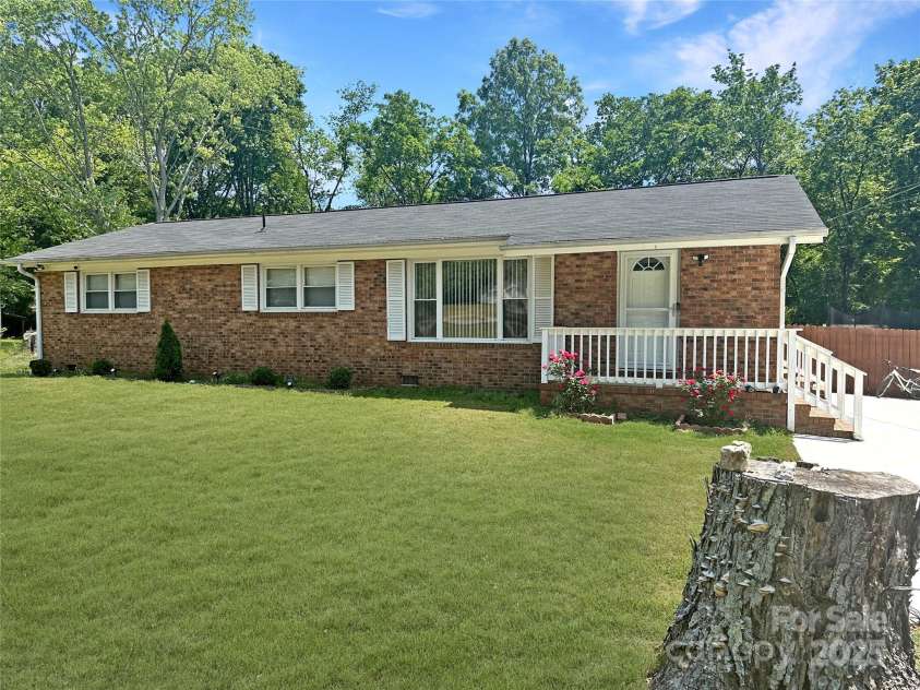 1121 Rembrandt Drive, Concord, NC 28027.  MLS# CAR4243046, YatesRealty ID 20952. 