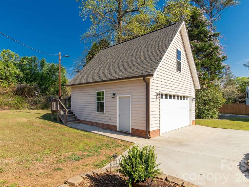 1212 Pinecrest Drive, Rock Hill, SC 29732.  MLS# CAR4362804, YatesRealty ID 20952. 2 story garage