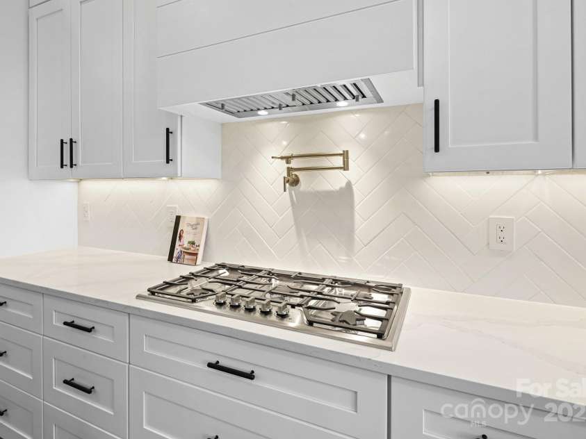 24 Slate Drive, Candler, NC 28715.  MLS# CAR4244090, YatesRealty ID 20953. Cook top