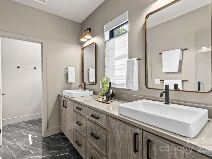 624 Heather Lane, Charlotte, NC 28209.  MLS# CAR4253942, YatesRealty ID 20954. 