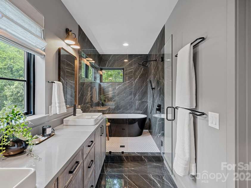 624 Heather Lane, Charlotte, NC 28209.  MLS# CAR4289382, YatesRealty ID 20954. 