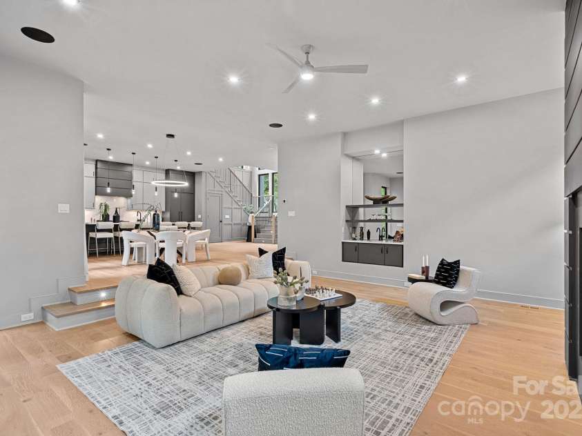 624 Heather Lane, Charlotte, NC 28209.  MLS# CAR4289382, YatesRealty ID 20954. 