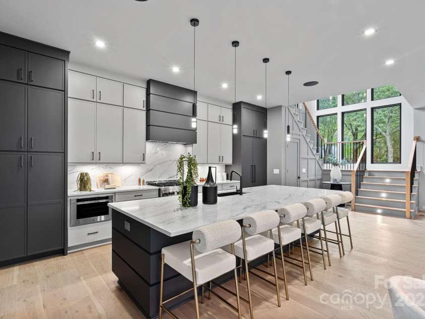 624 Heather Lane, Charlotte, NC 28209.  MLS# CAR4289382, YatesRealty ID 20954. 