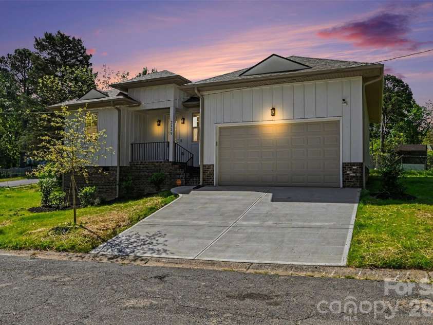 2225 Irma Street, Charlotte, NC 28216.  MLS# CAR4370906, YatesRealty ID 20958. 