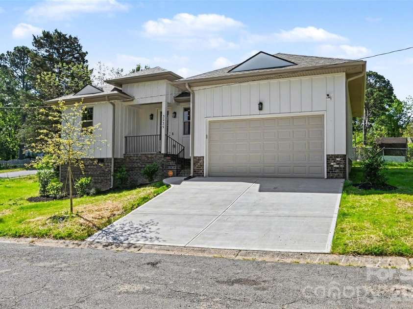 2225 Irma Street, Charlotte, NC 28216.  MLS# CAR4370906, YatesRealty ID 20958. 