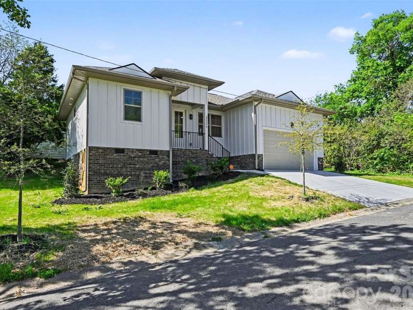 2225 Irma Street, Charlotte, NC 28216.  MLS# CAR4370906, YatesRealty ID 20958. 