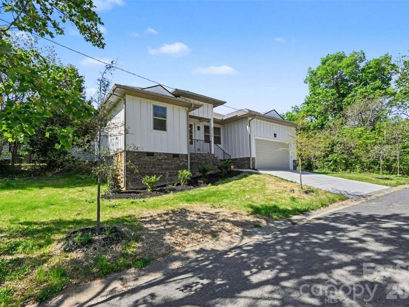 2225 Irma Street, Charlotte, NC 28216.  MLS# CAR4370906, YatesRealty ID 20958. 