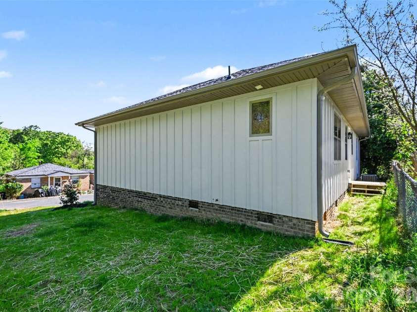 2225 Irma Street, Charlotte, NC 28216.  MLS# CAR4370906, YatesRealty ID 20958. 