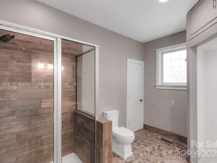 3333 Roberta Road, Concord, NC 28027.  MLS# CAR4325071, YatesRealty ID 2096. 1st primary en suite bathroom 