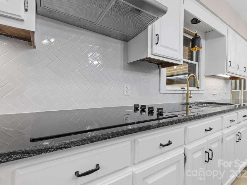 5916 Cashion Road, Huntersville, NC 28078.  MLS# CAR4266998, YatesRealty ID 20960. Cooktop Stove