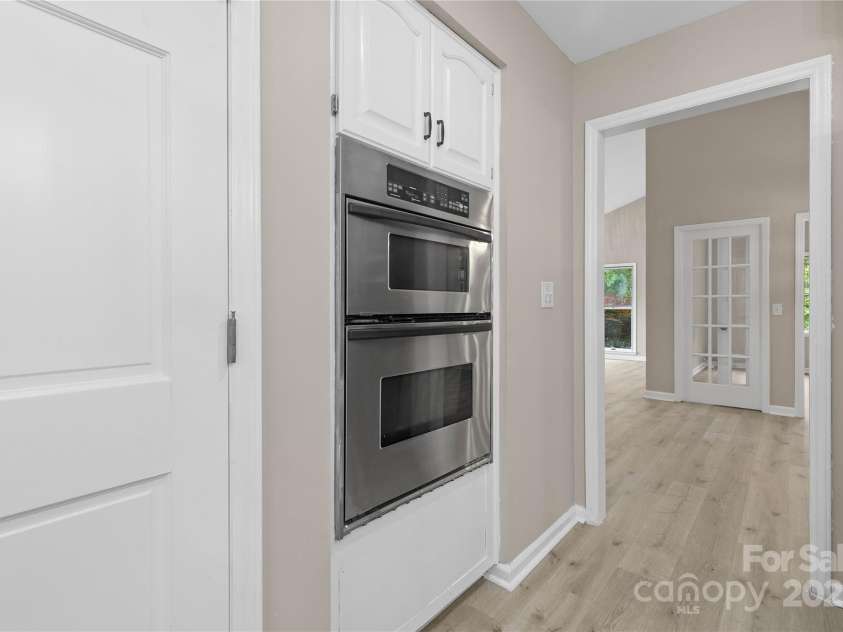 5916 Cashion Road, Huntersville, NC 28078.  MLS# CAR4266998, YatesRealty ID 20960. Oven and Microwave