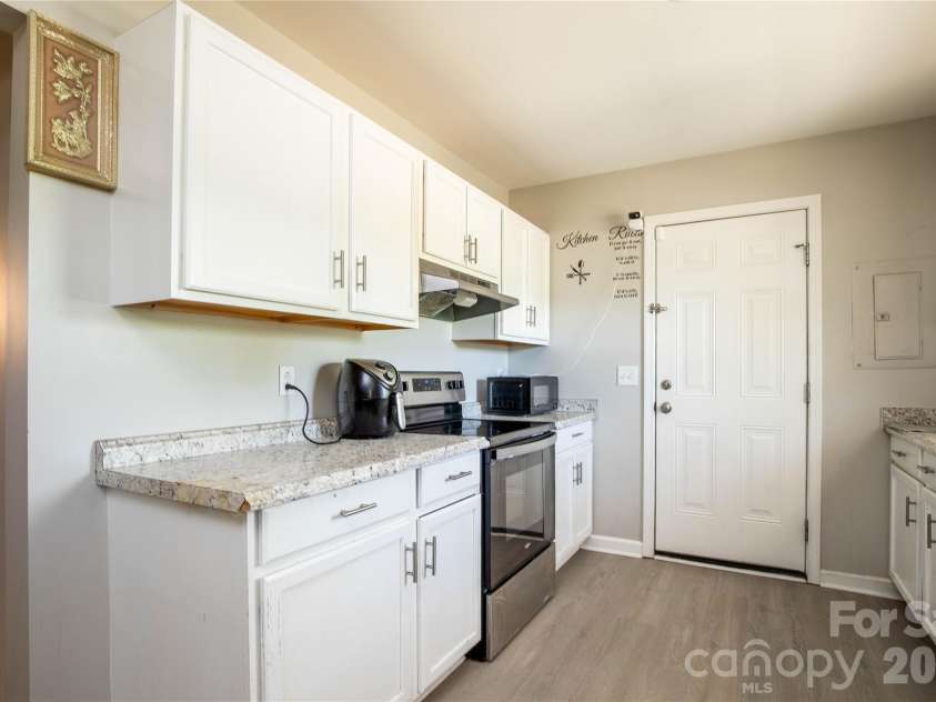 1913 Freeman Mill Road, Greensboro, NC 27406.  MLS# CAR4373896, YatesRealty ID 20962. 