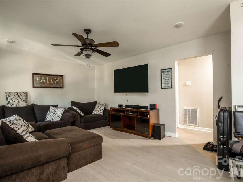 1913 Freeman Mill Road, Greensboro, NC 27406.  MLS# CAR4373896, YatesRealty ID 20962. 