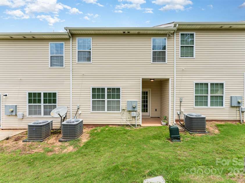 8953 Bradstreet Commons Way, Charlotte, NC 28215.  MLS# CAR4268310, YatesRealty ID 20963. 