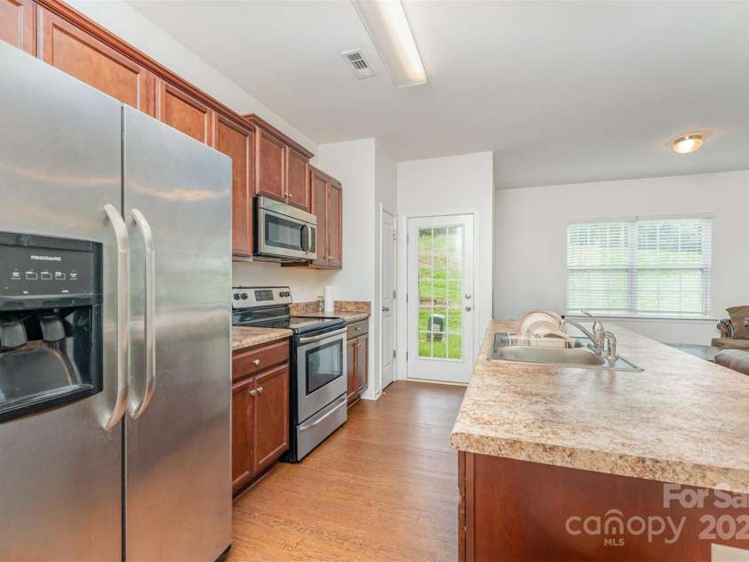 8953 Bradstreet Commons Way, Charlotte, NC 28215.  MLS# CAR4268310, YatesRealty ID 20963. 