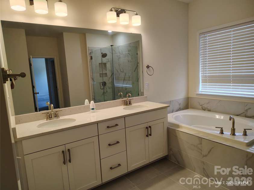 165 Winterberry Street, Mooresville, NC 28117.  MLS# CAR4378801, YatesRealty ID 20964. Primary bath