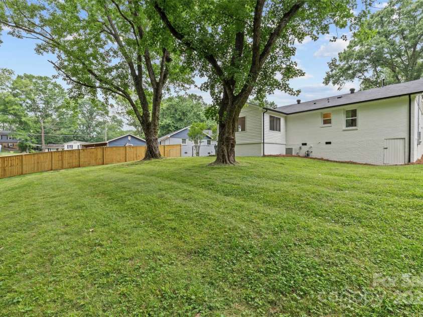 7219 Brynhurst Drive, Charlotte, NC 28210.  MLS# CAR4268126, YatesRealty ID 20964. Backyard
